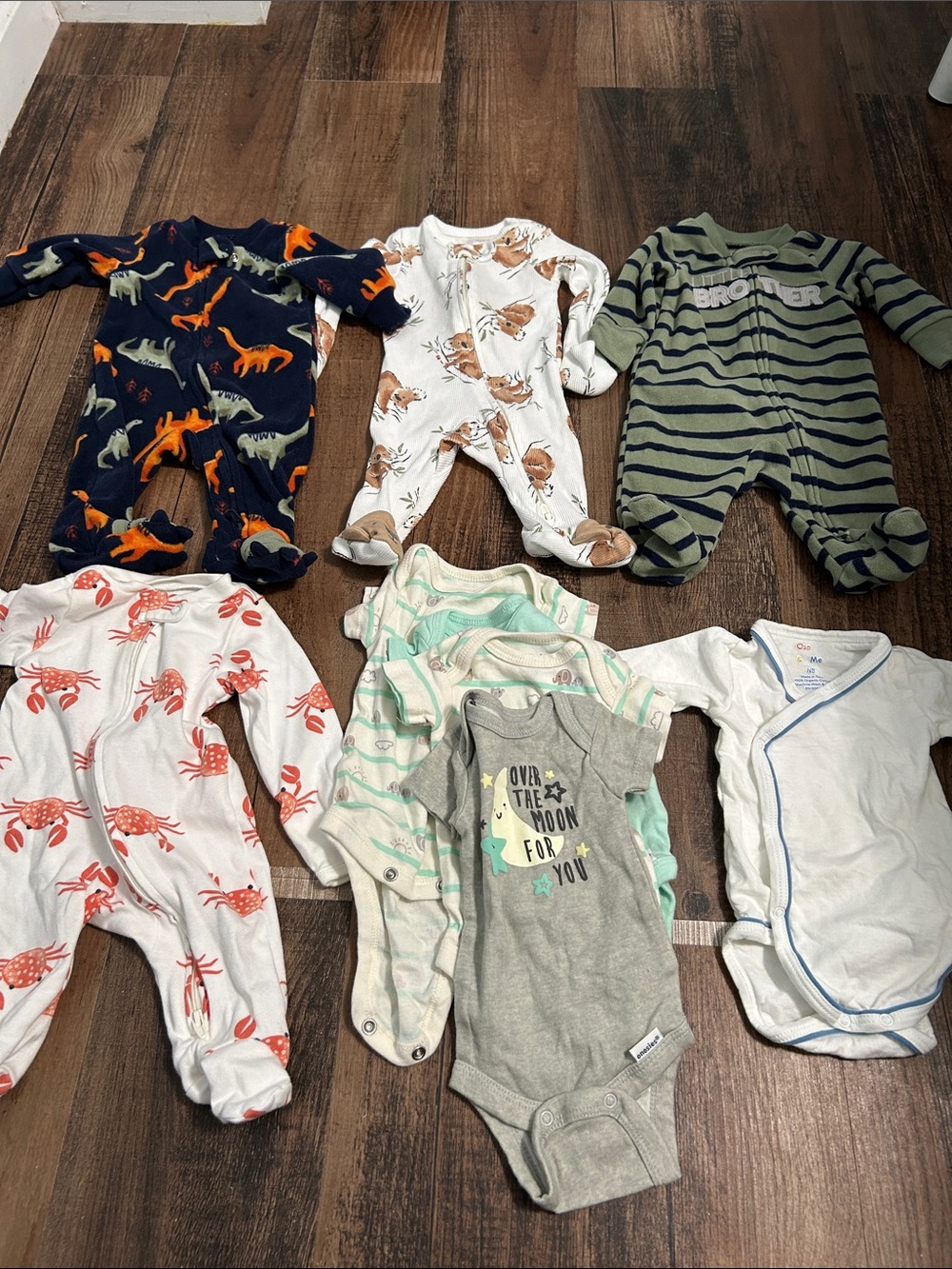 5 onesies newborn by gerber &4 sleepers by carters